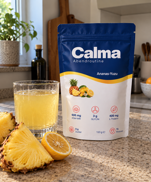 Calma Ananas Yuzu mit fertigem Drink und Ananas