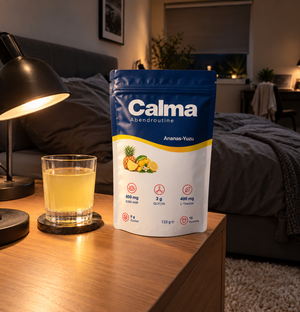 Calma Ananas Yuzu am Abend auf dem Nachttisch