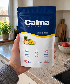 Calma Ananas Yuzu Beutel in der Hand