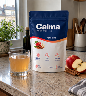 Calma Apfel Zimt auf der Küchenarbeitsplatte mit Glas