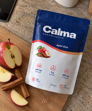 Calma Apfel Zimt mit Apfel und Zimt auf dem Holzbrett