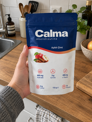 Calma Apfel Zimt Beutel in der Hand