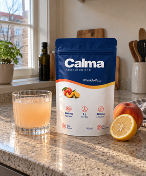 Calma Pfirsich Yuzu auf der Küchenarbeitsplatte mit Glas