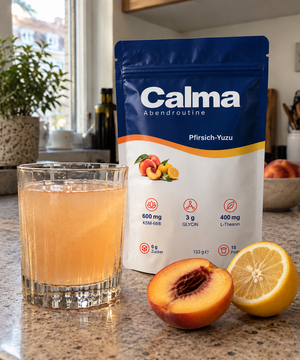 Calma Pfirsich Yuzu mit fertigem Drink und Pfirsich